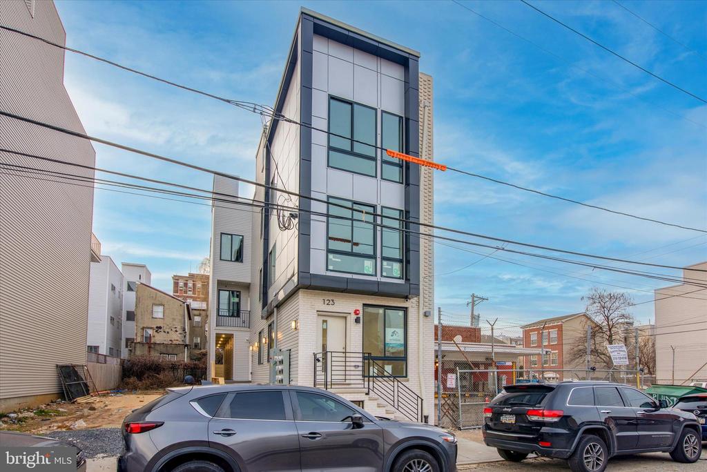 1230 N MARSHALL STREET Unit: 3R