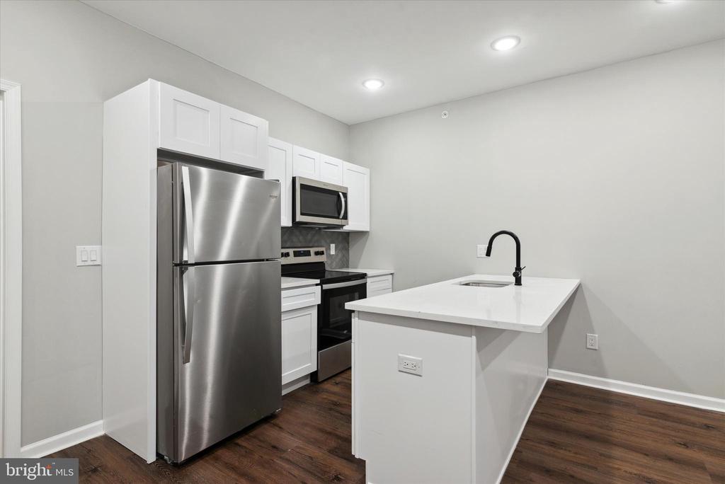 1230 N MARSHALL STREET Unit: 3R