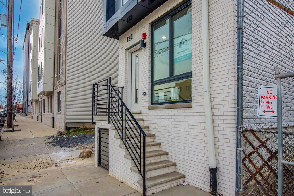 1230 N MARSHALL STREET Unit: 3R