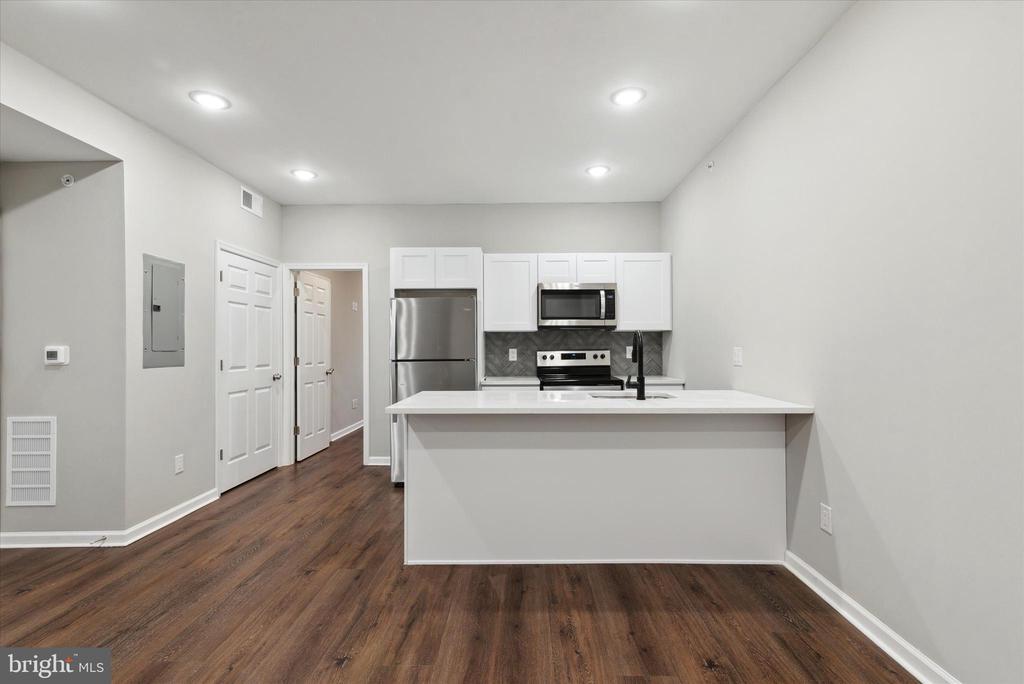 1230 N MARSHALL STREET Unit: 3R
