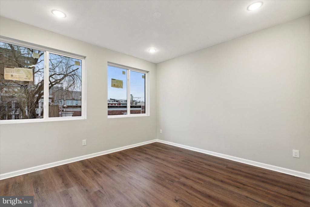 1230 N MARSHALL STREET Unit: 3R