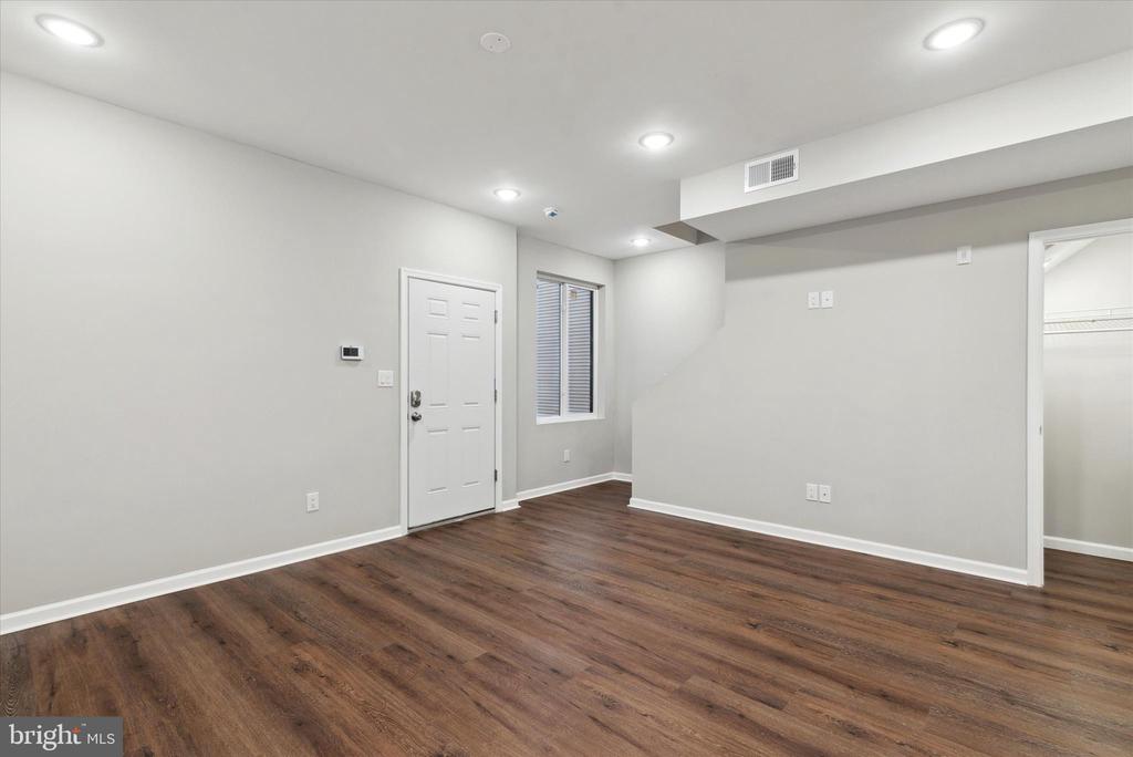 1230 N MARSHALL STREET Unit: 3R