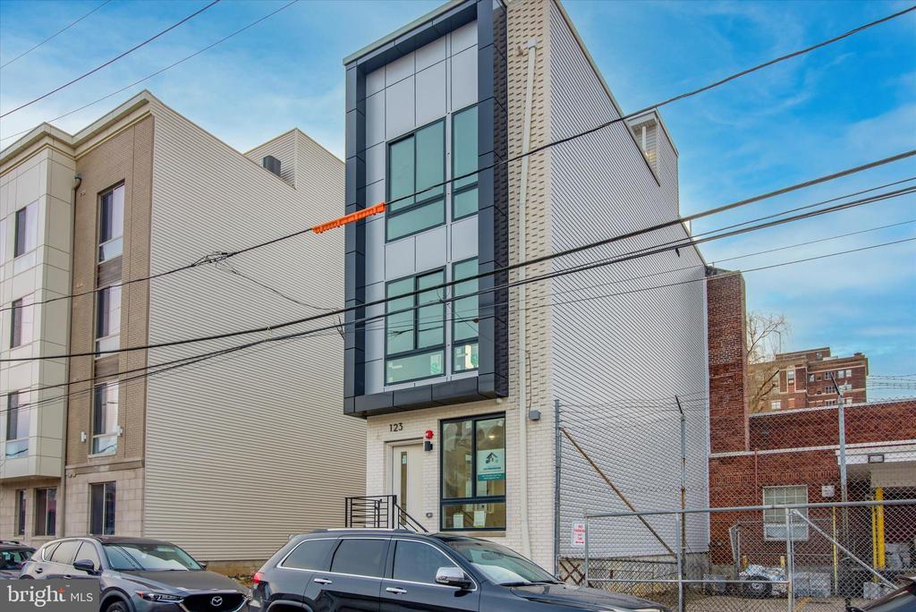 1230 N MARSHALL STREET Unit: 3R