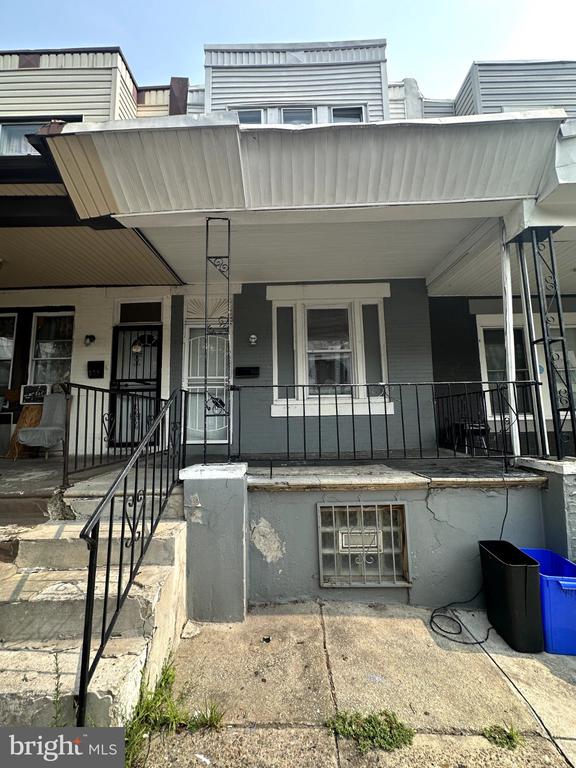 941 E SCHILLER STREET