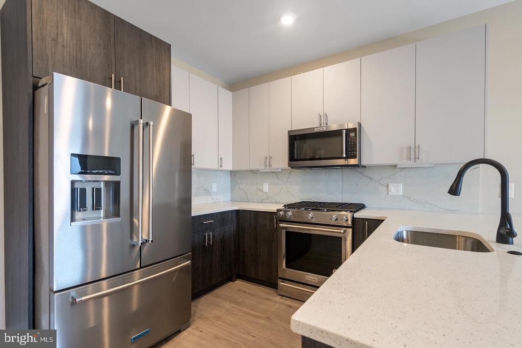 408-10 N FRONT STREET Unit: 10
