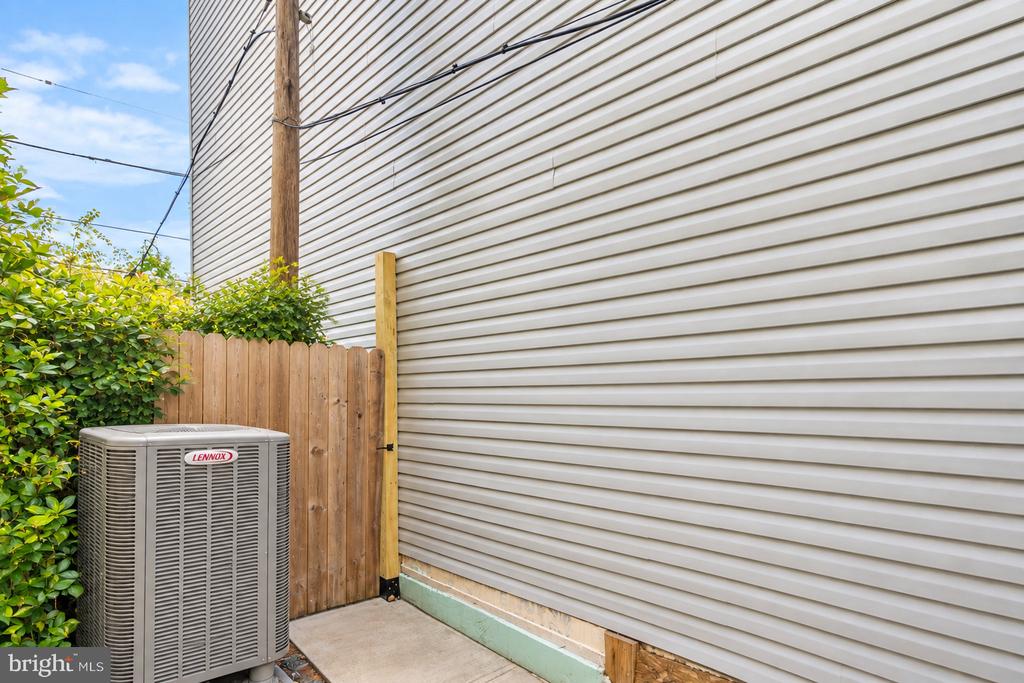810 DIAMOND STREET Unit: 1