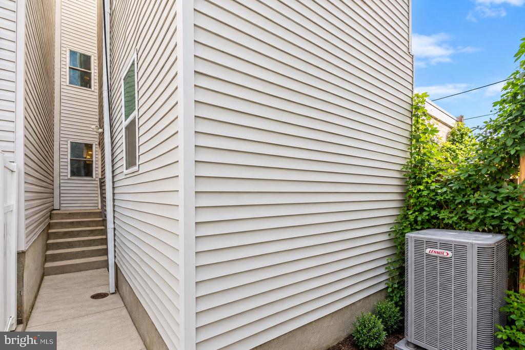 810 DIAMOND STREET Unit: 1