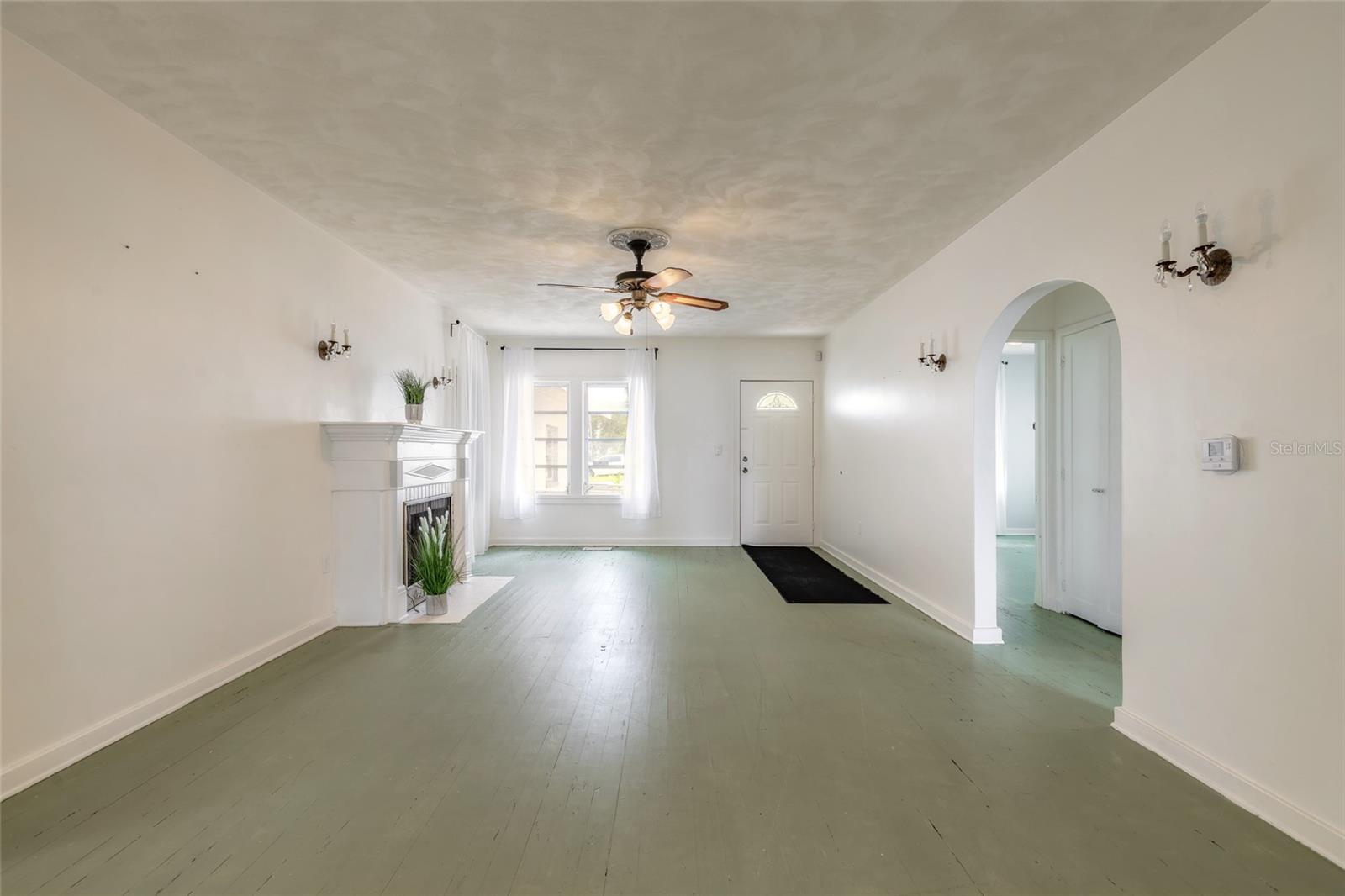 255 LEXINGTON DR