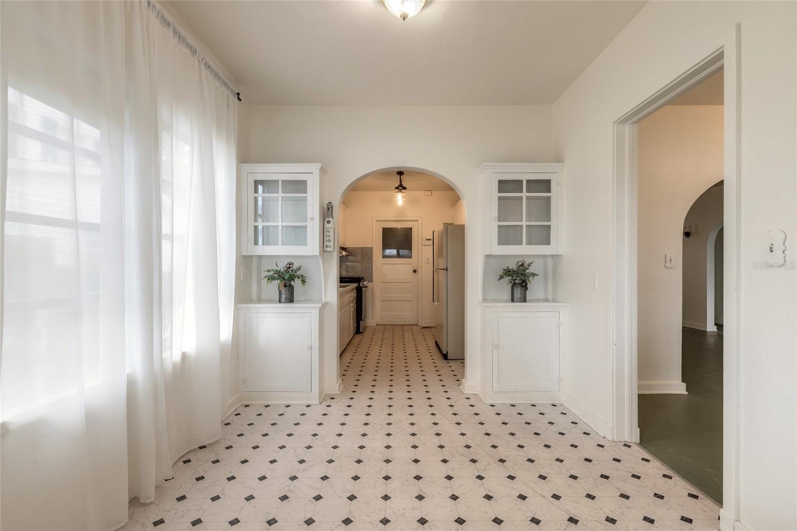 255 LEXINGTON DR