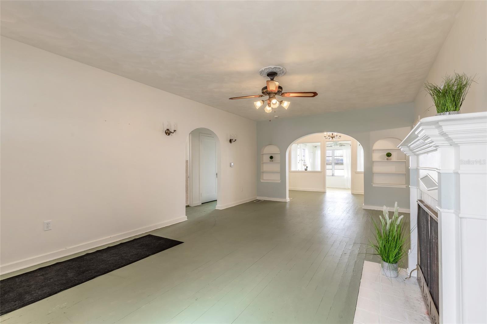 255 LEXINGTON DR