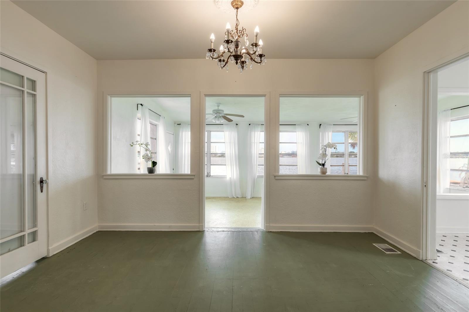 255 LEXINGTON DR