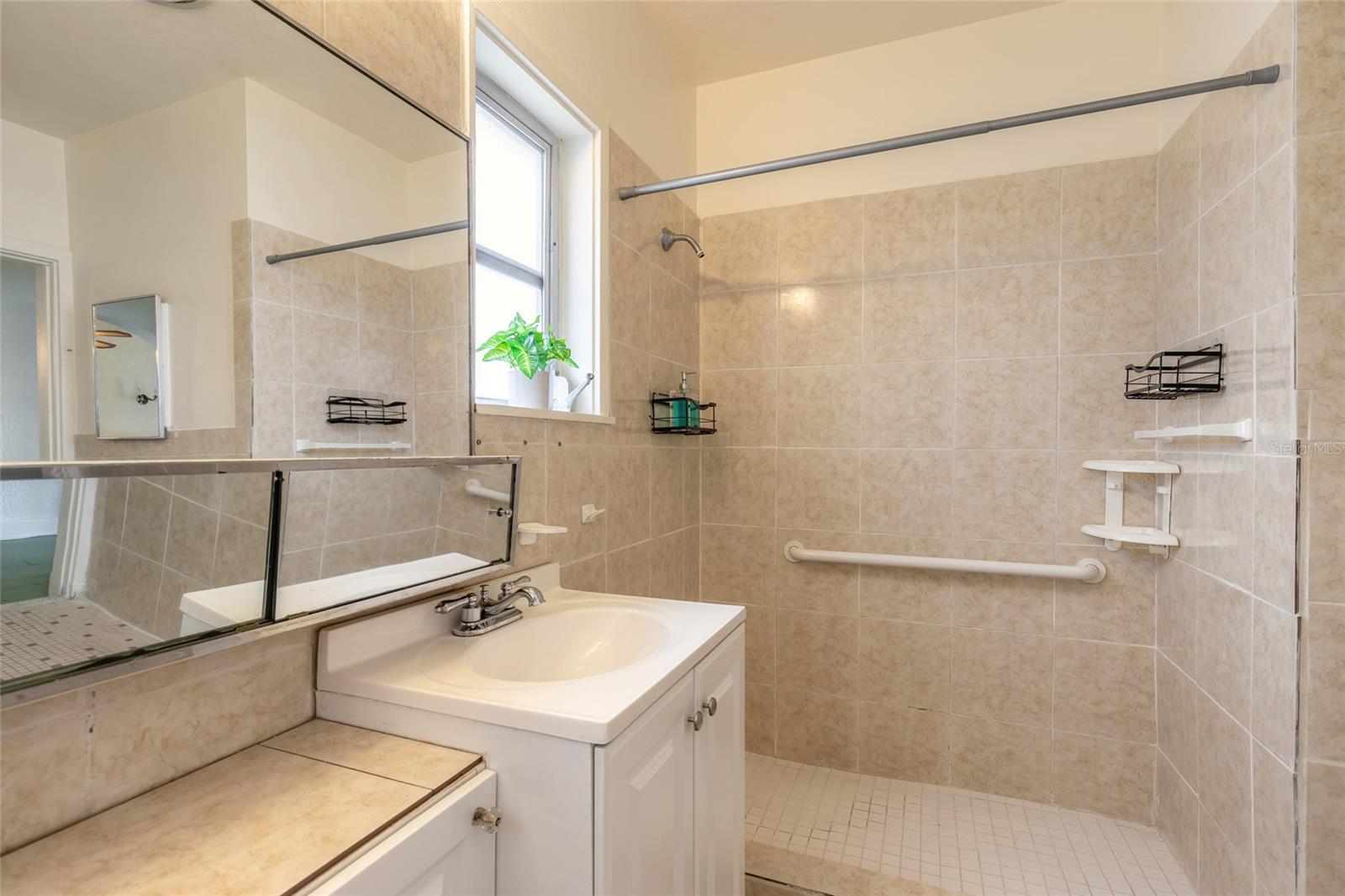 255 LEXINGTON DR