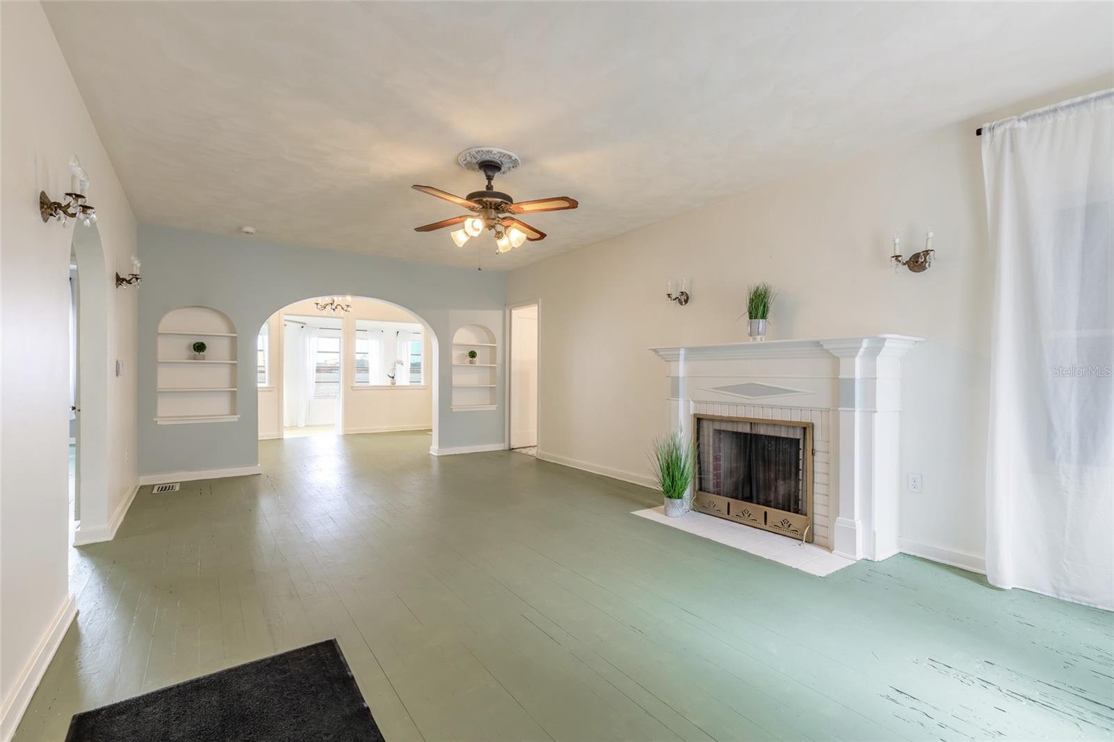255 LEXINGTON DR