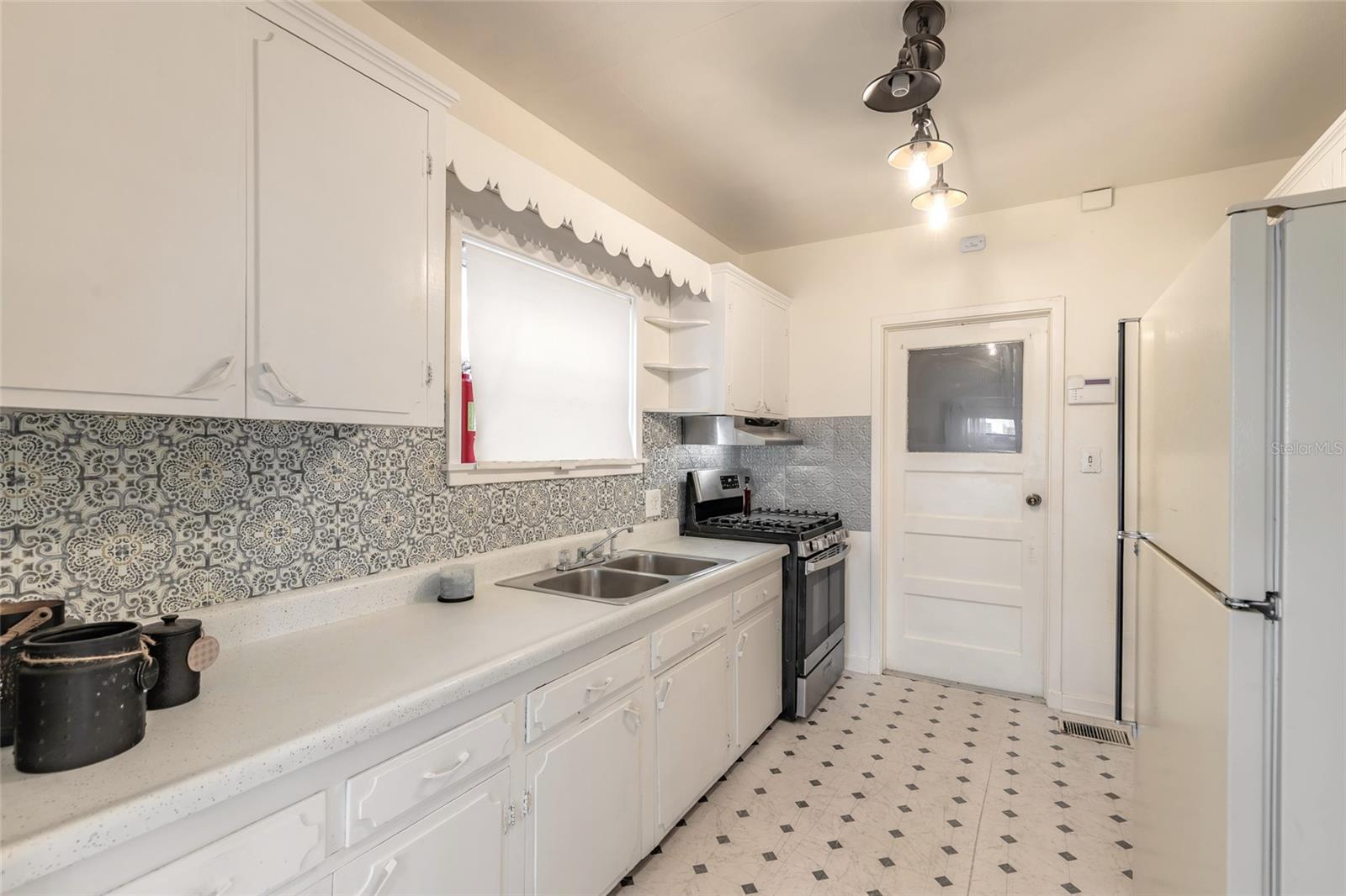255 LEXINGTON DR