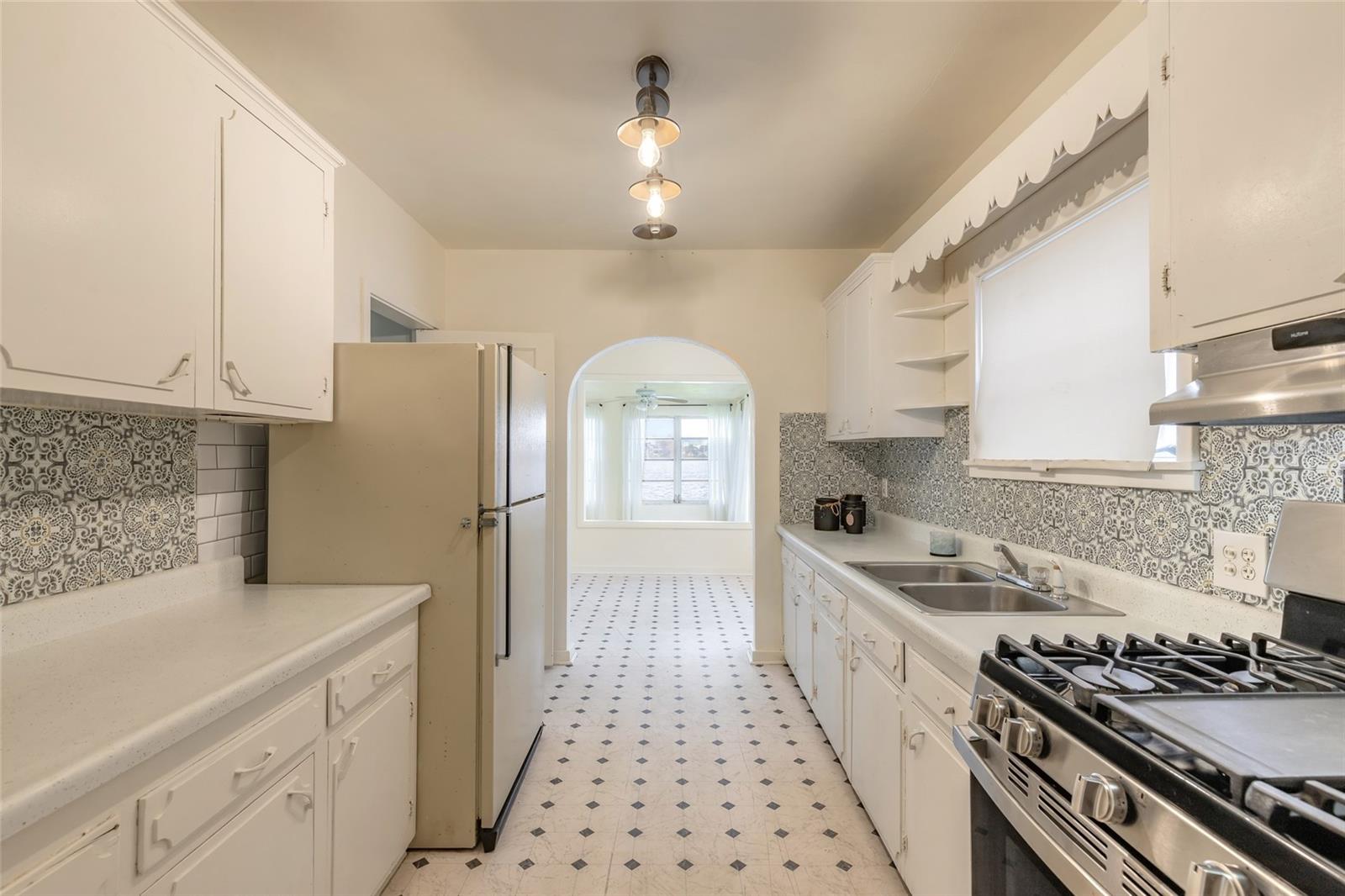 255 LEXINGTON DR