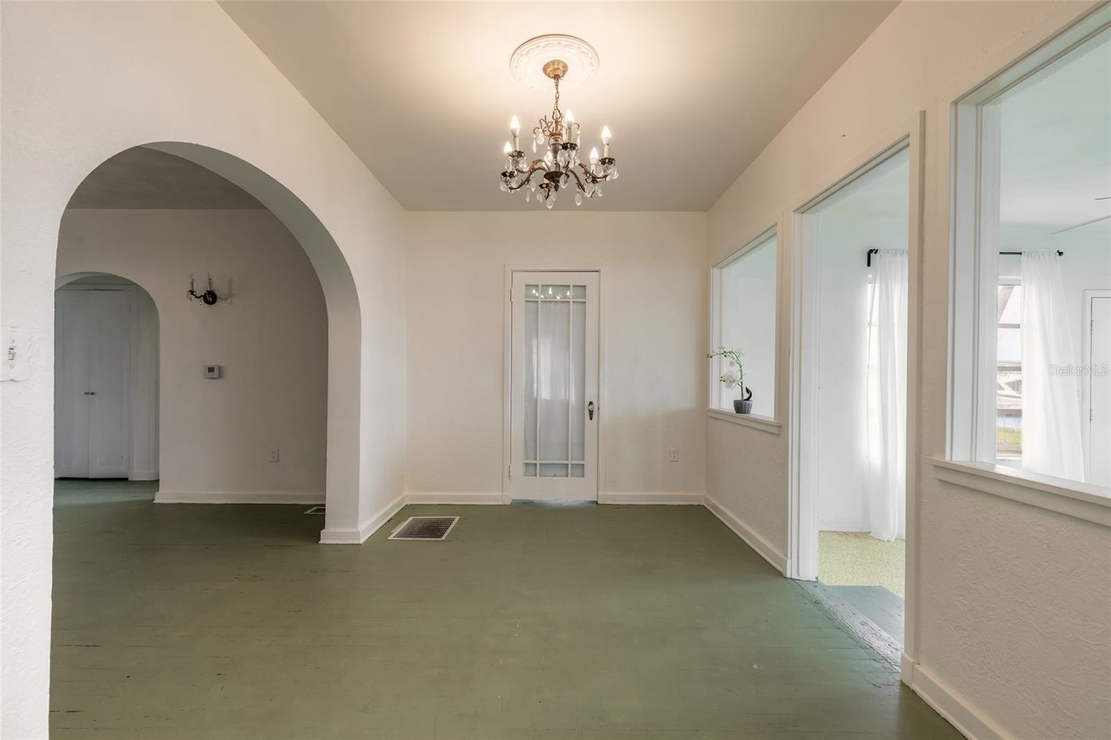 255 LEXINGTON DR
