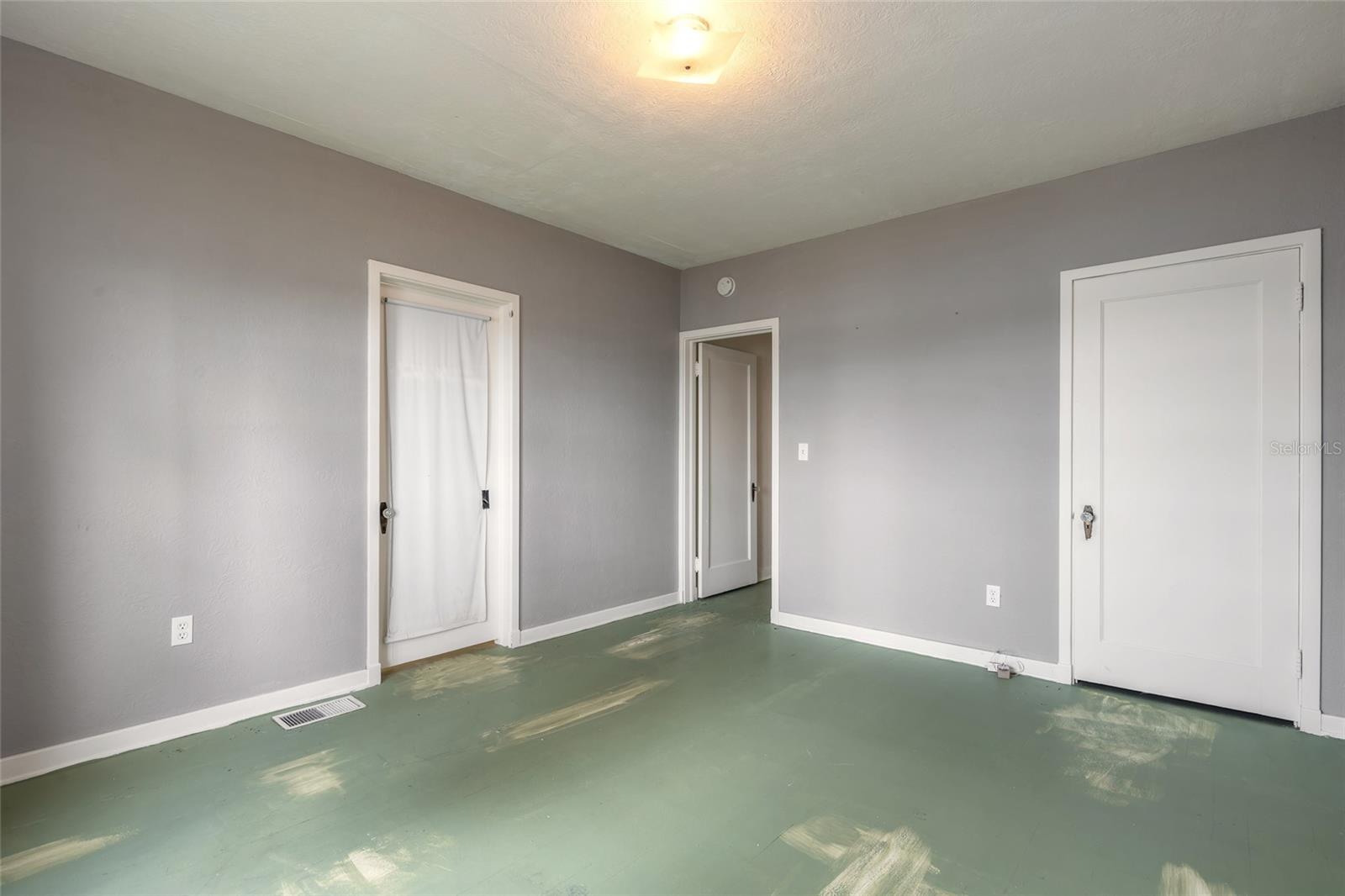 255 LEXINGTON DR