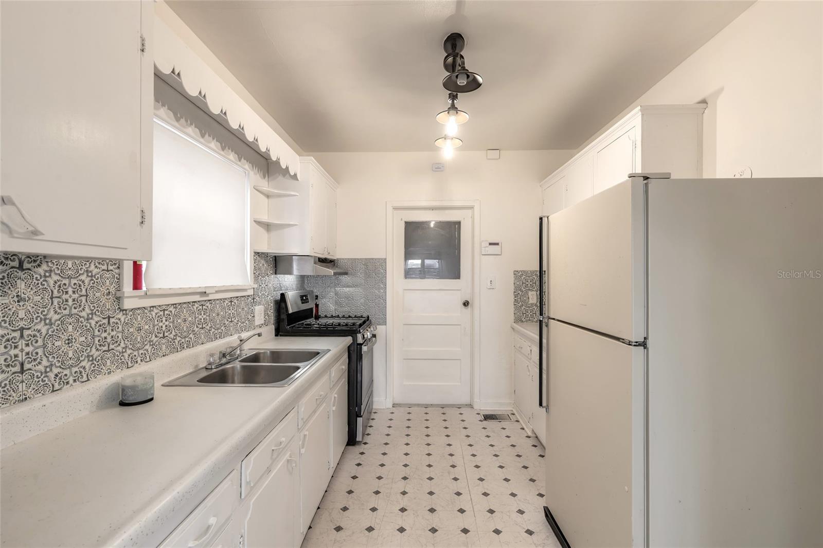 255 LEXINGTON DR