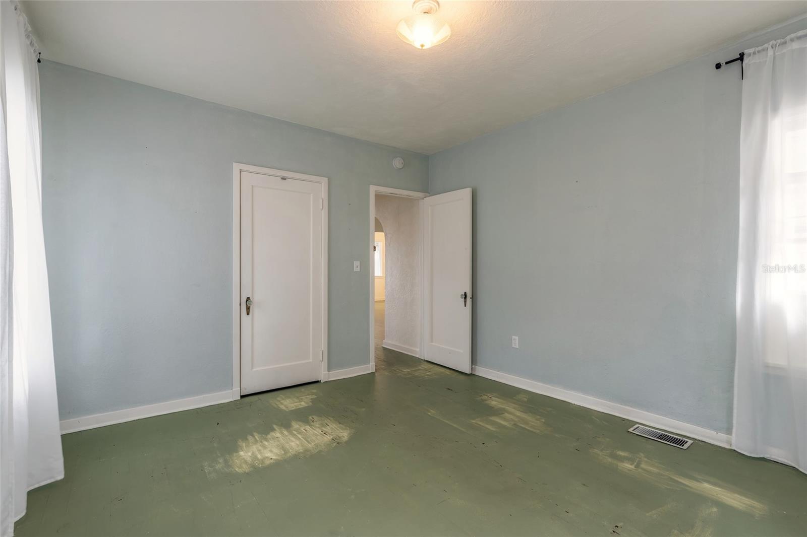 255 LEXINGTON DR