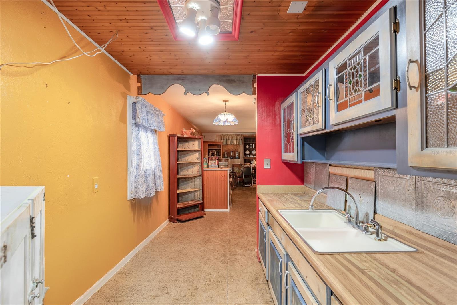 1219 LEON LN