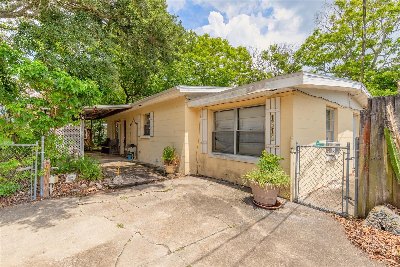 1219 LEON LN