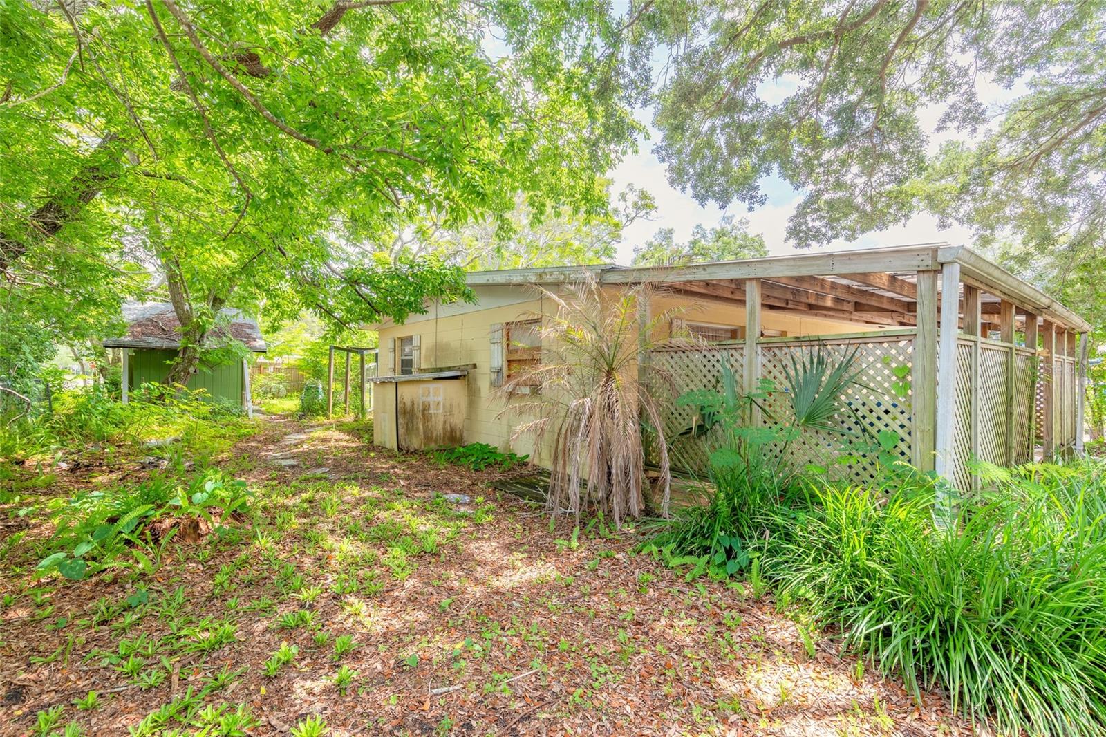 1219 LEON LN