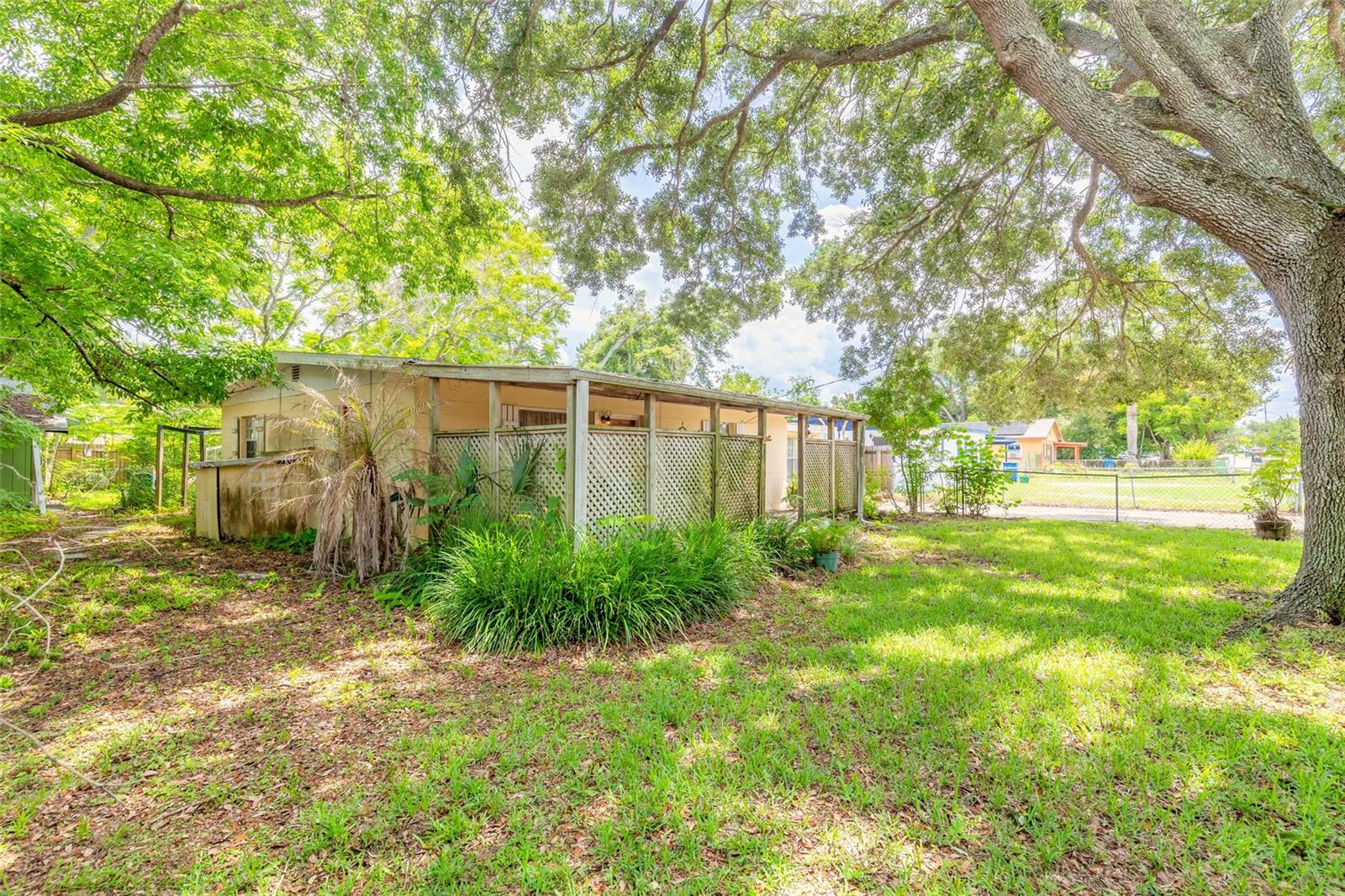 1219 LEON LN