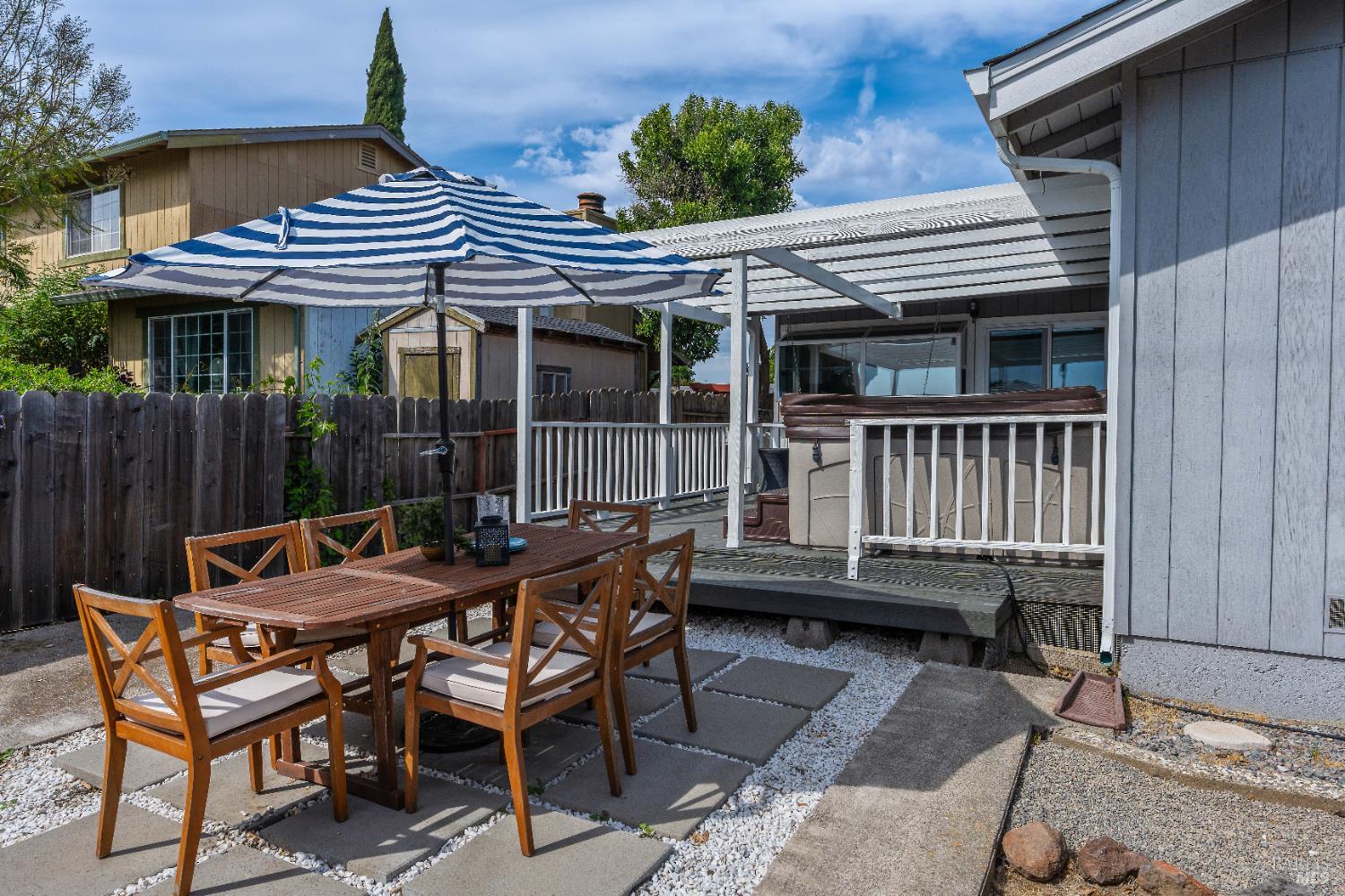 733 Whispering Bay Ln