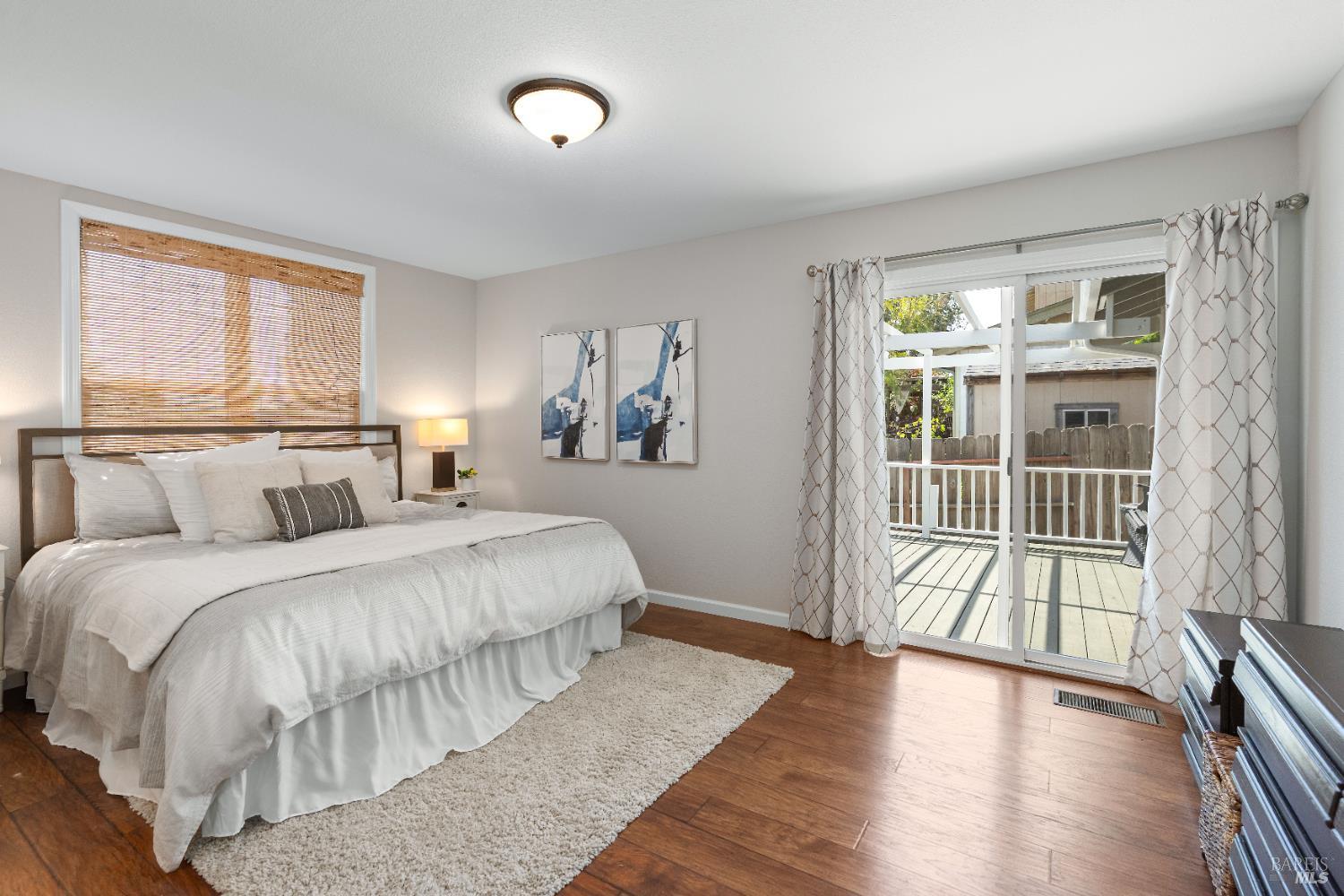 733 Whispering Bay Ln