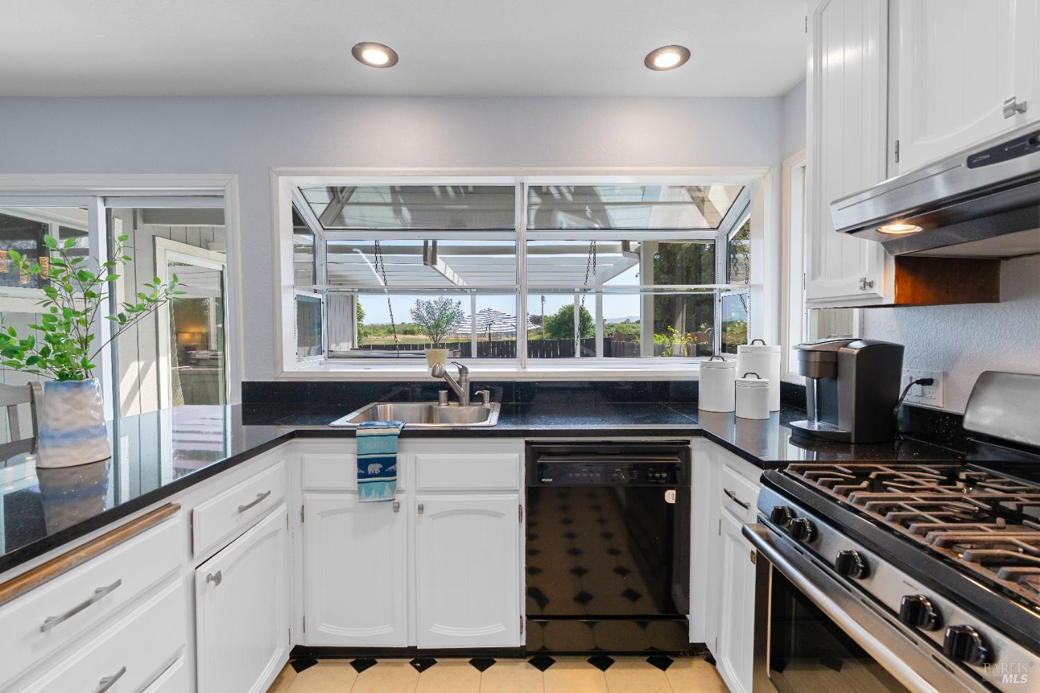 733 Whispering Bay Ln