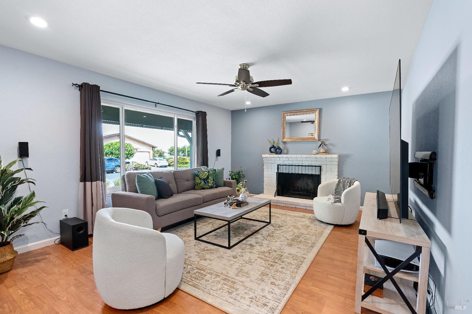 733 Whispering Bay Ln