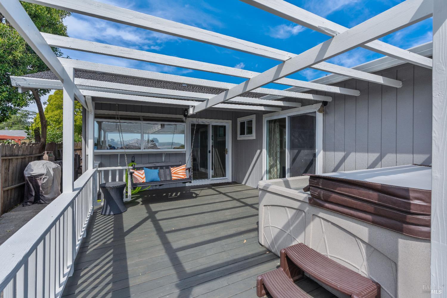 733 Whispering Bay Ln