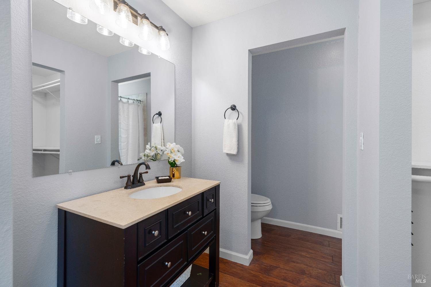 733 Whispering Bay Ln