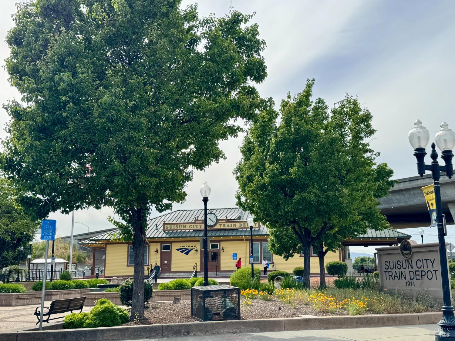 733 Whispering Bay Ln