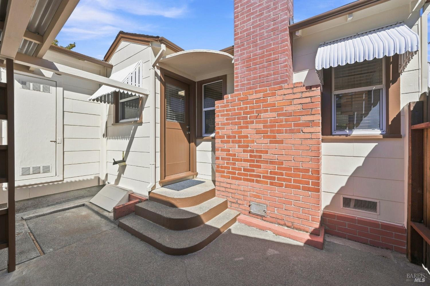 487 Seymour Street