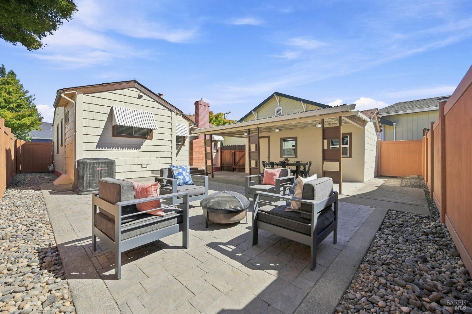 487 Seymour Street