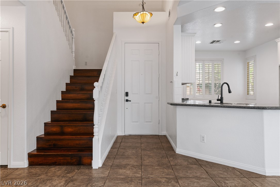 7664 Alexander Hills Street