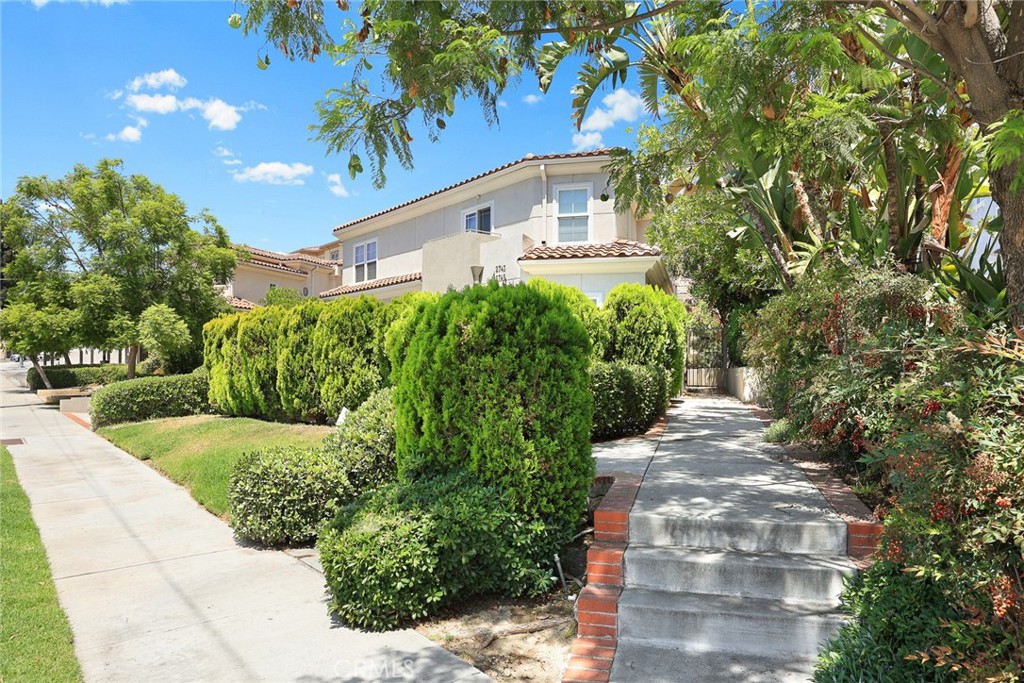 2745 Montrose Avenue 102