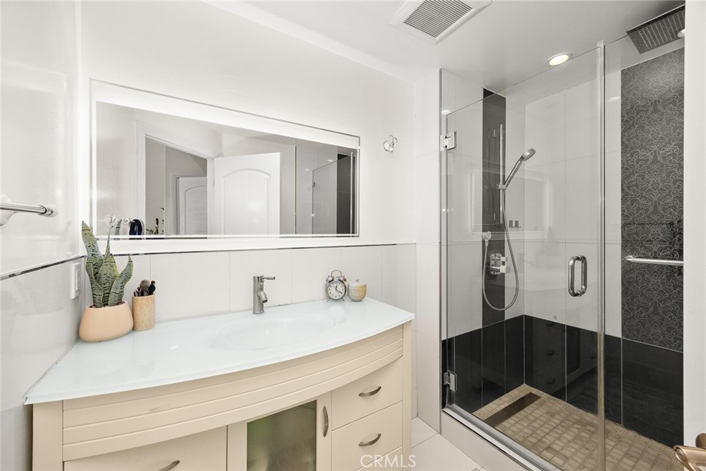 2745 Montrose Avenue 102