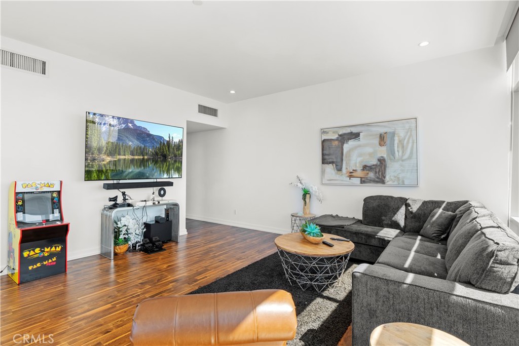 900 W Olympic Boulevard 31A