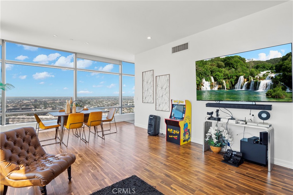 900 W Olympic Boulevard 31A