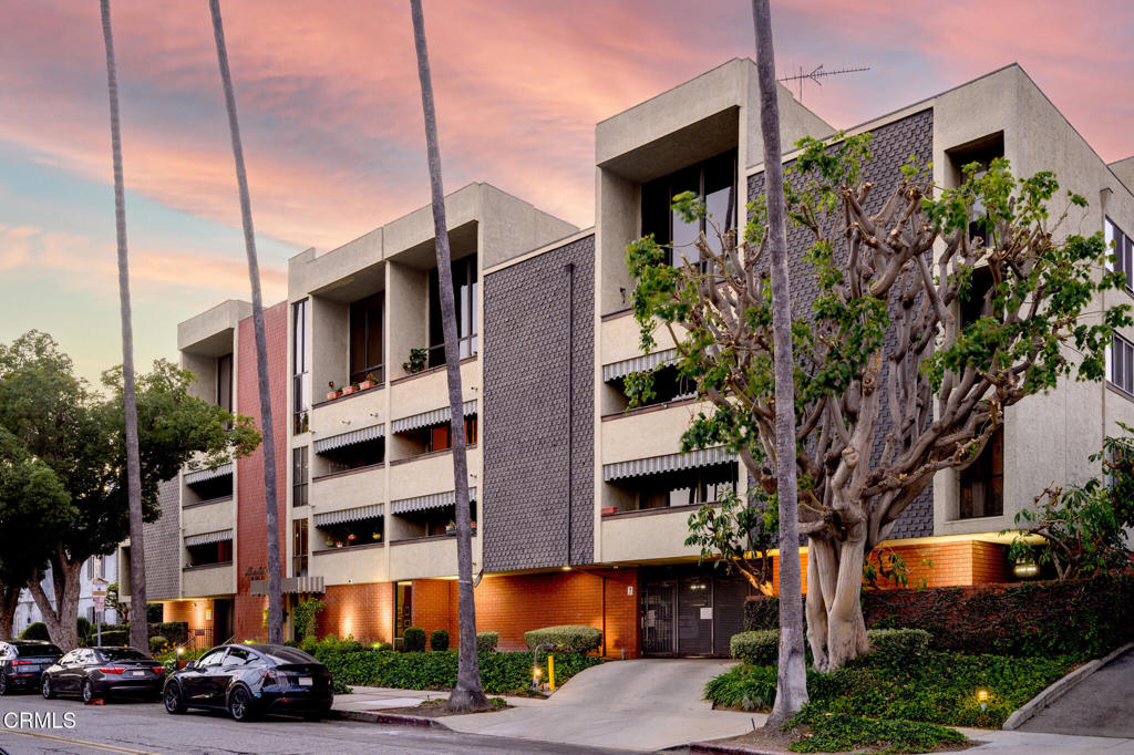 125 W Mountain Street 303