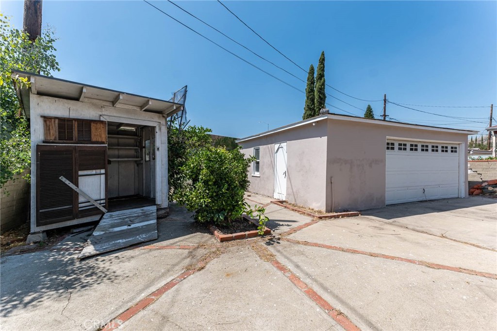 2663 N Frederic Street