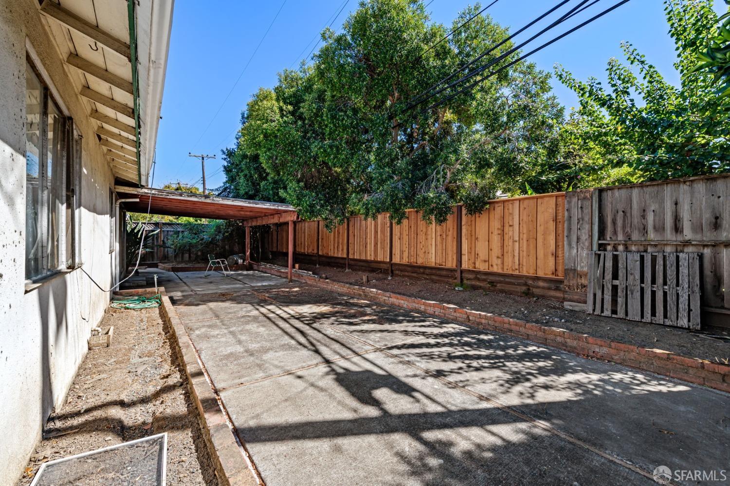 960 Heatherstone Avenue