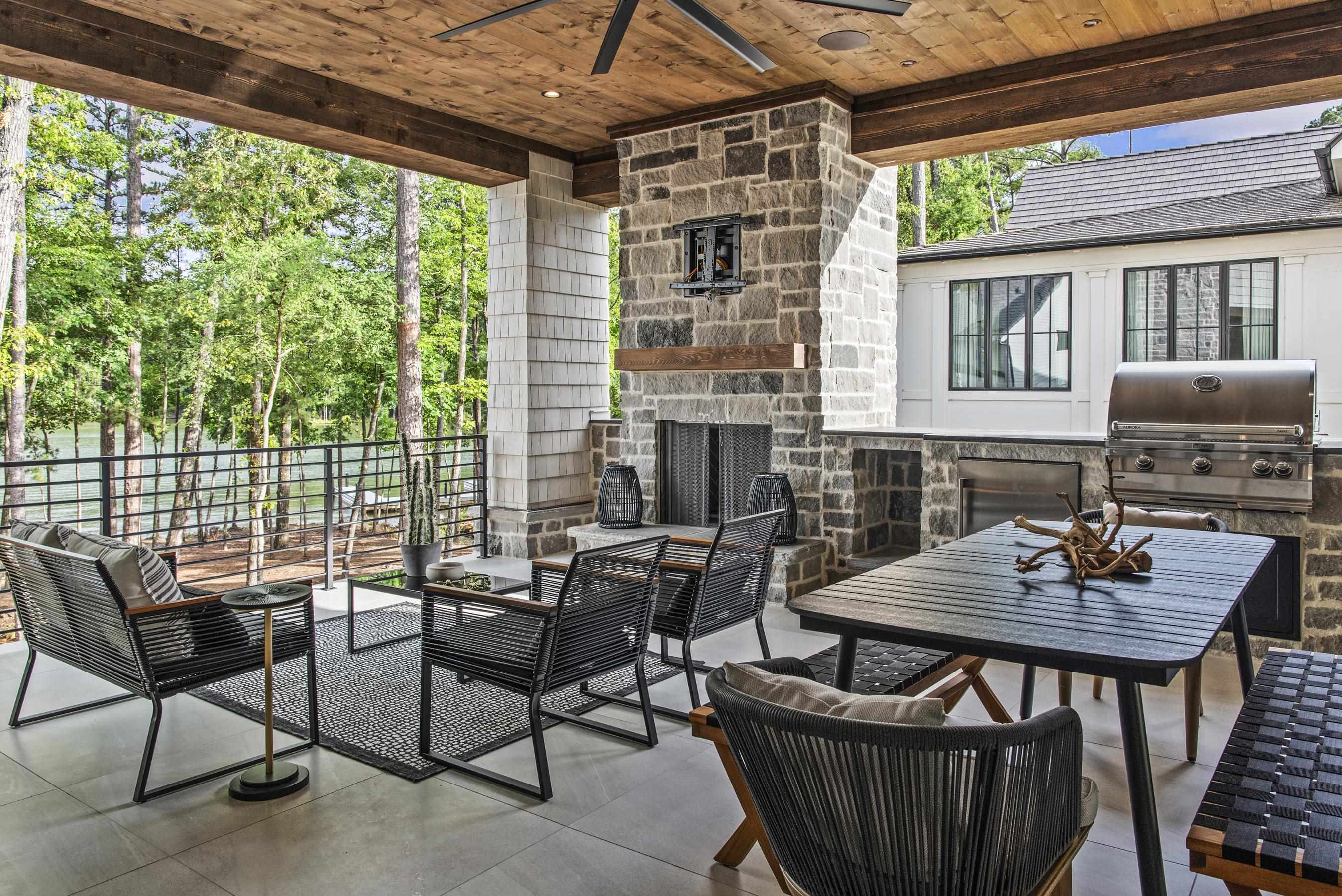 1111 LONGVIEW COMMONS