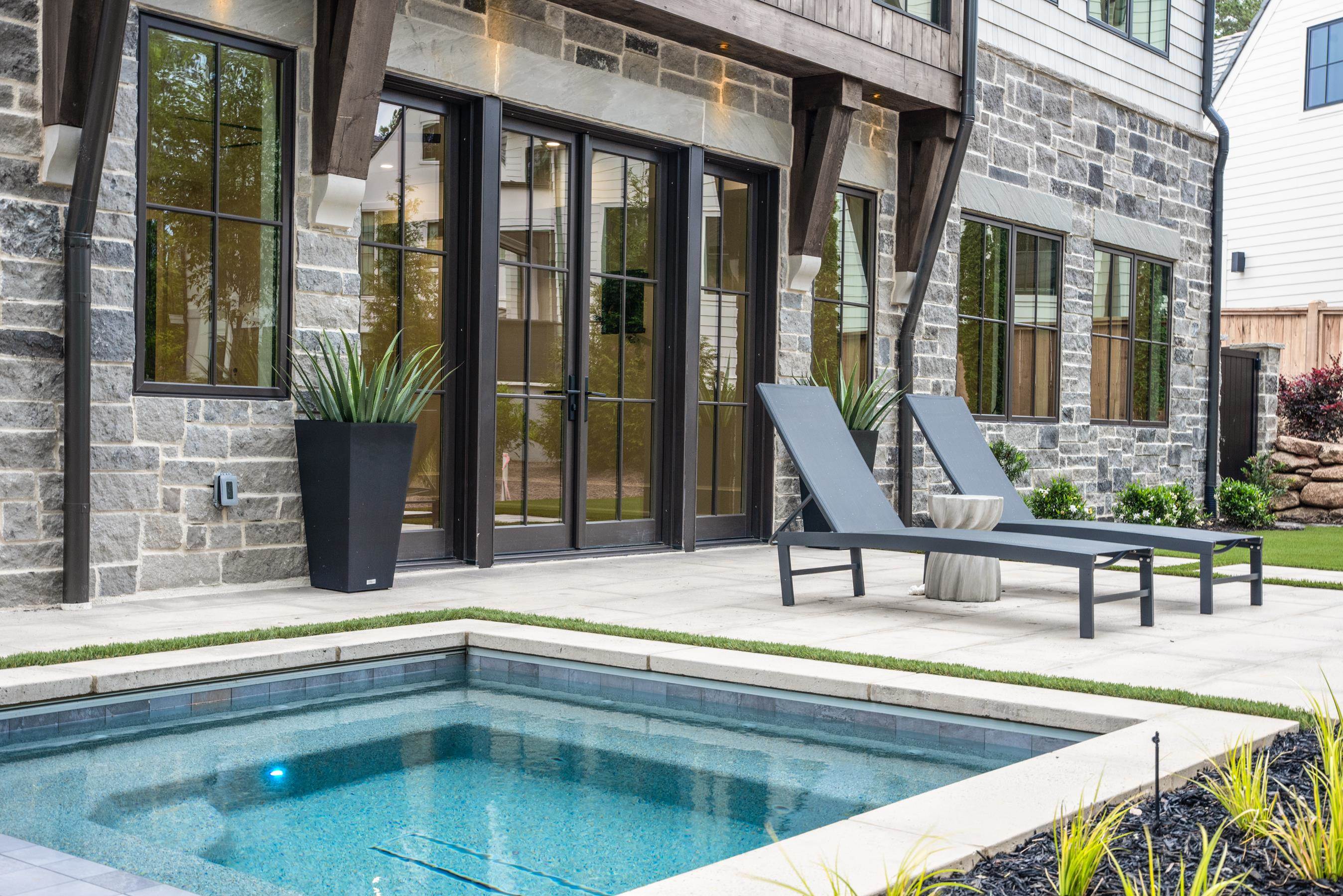 1111 LONGVIEW COMMONS