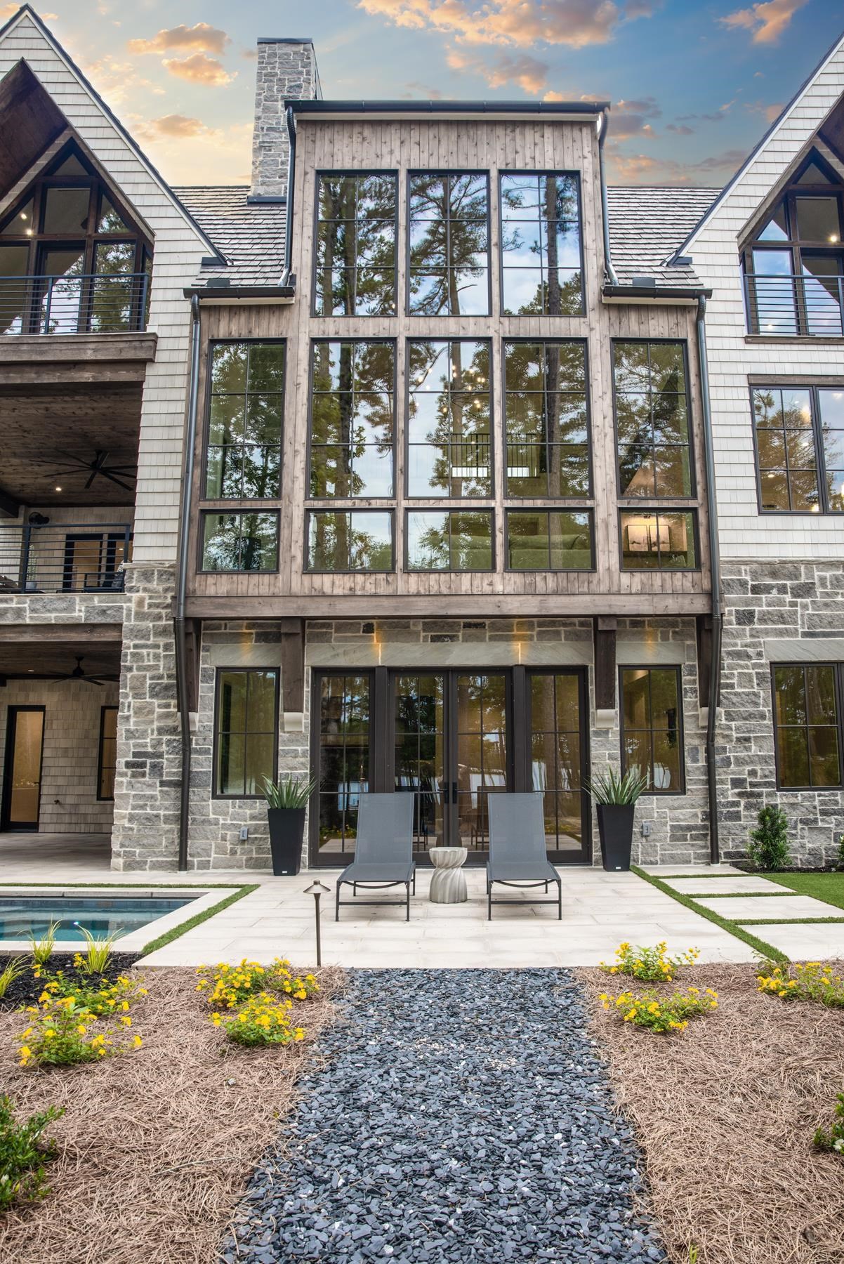 1111 LONGVIEW COMMONS