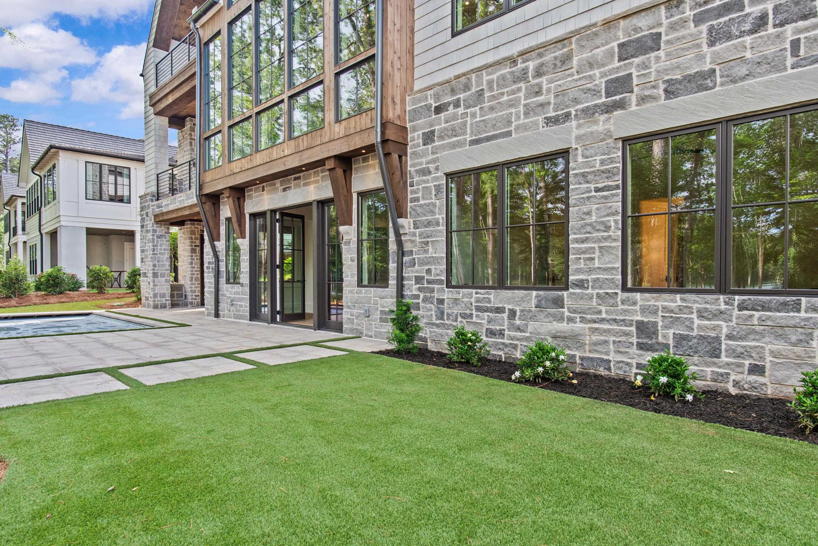 1111 LONGVIEW COMMONS