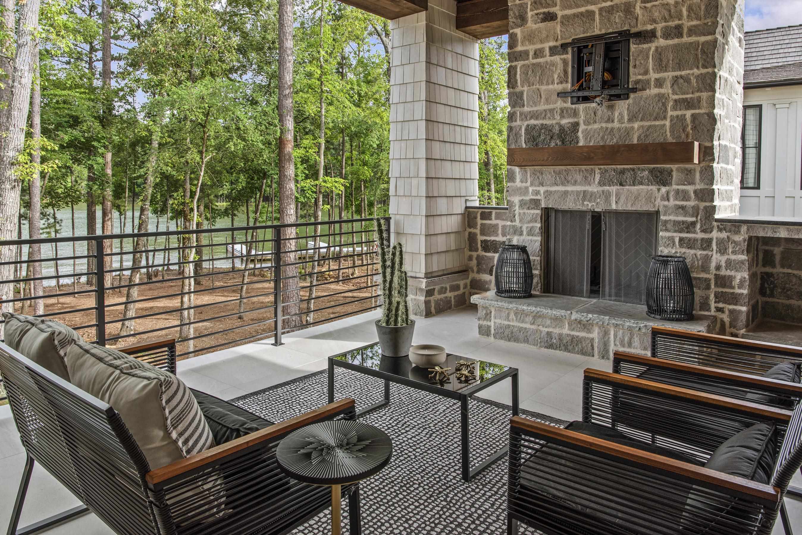 1111 LONGVIEW COMMONS