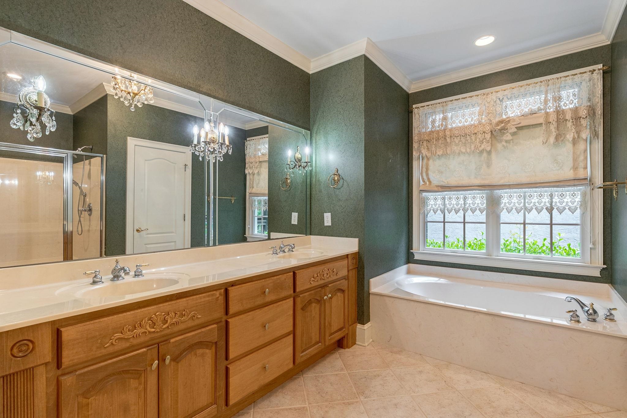 1021 PLANTERS LANE